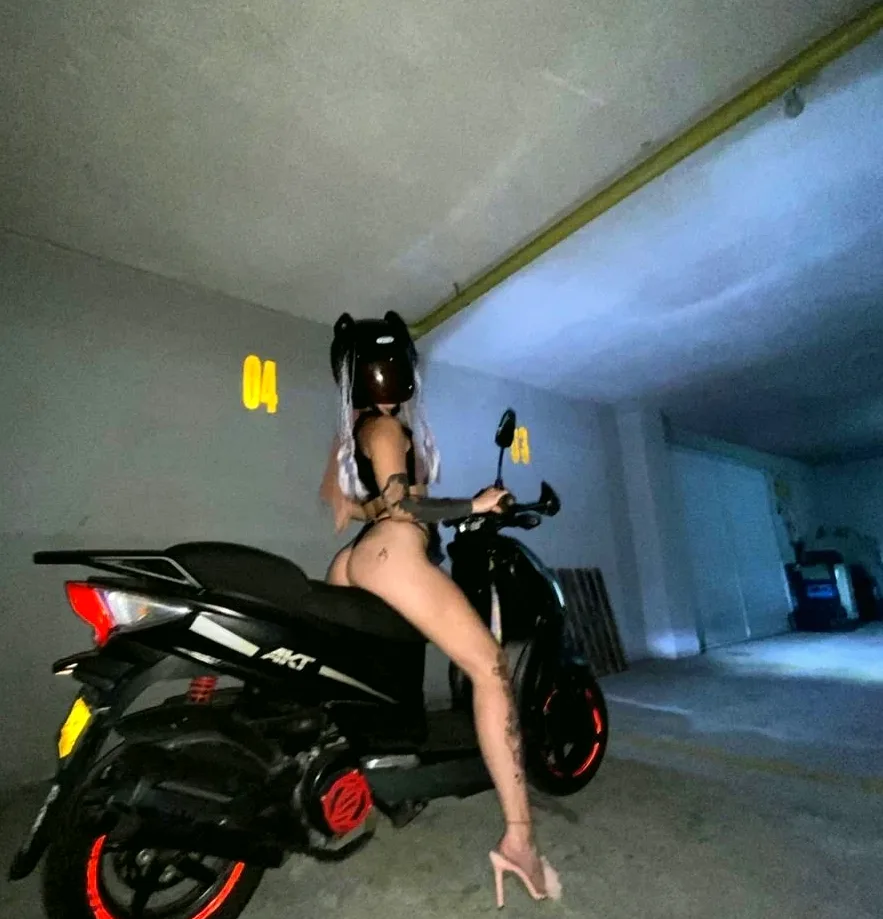 Laura, 24
