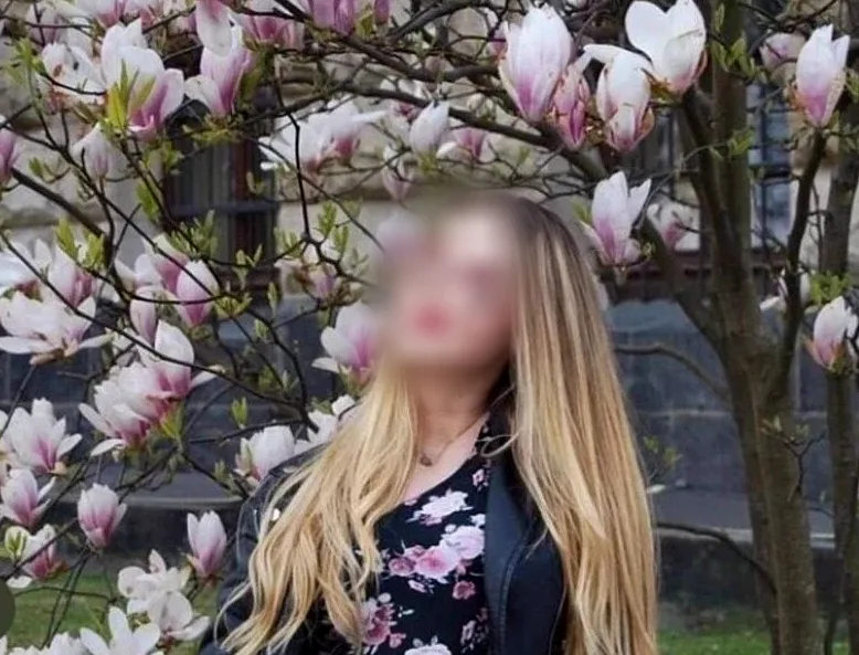 Mia, 25