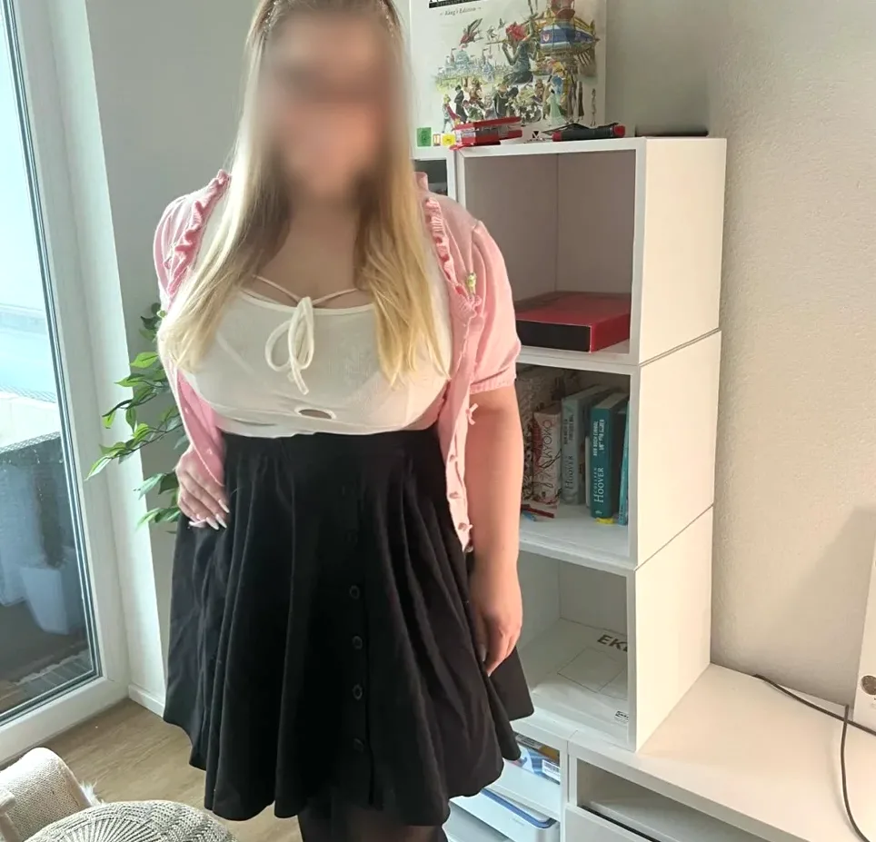 Nicole, 32